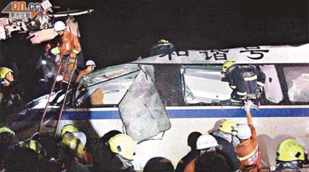 工作人員事發當日在損壞嚴重的列車殘骸搜救傷者。