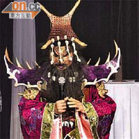 盛智文今年扮「鬼王」，但頂帽經常向前跌，非常尷尬。