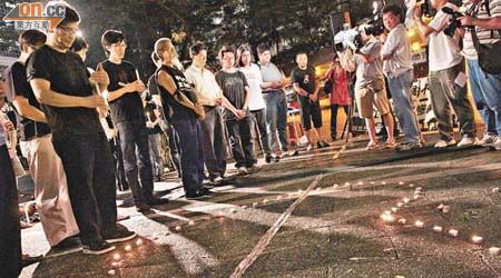 社民連昨晚在遮打花園舉行燭光晚會，悼念溫州高鐵事故死難者。	（蘇文傑攝）