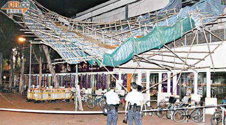 西菁街發生竹棚塌下，警方封鎖現場調查。	（楊日權攝）
