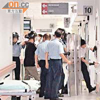 大批衝鋒隊警員帶備防暴裝備進入醫院，準備進房制服疑犯。
