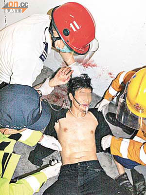 救護員為受傷男子急救。	（曾志恒攝）