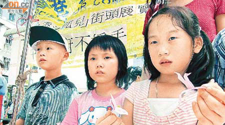中港單親家庭的兒童摺製紙鶴，希望能與母親在港長期生活。