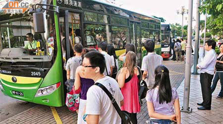 澳門新巴士服務模式運作首日，部分市民不熟悉情況。	（本報澳門圖片）