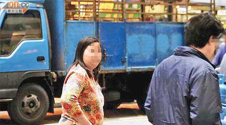 旺角曾有一名女子（左）常問途人取廿蚊乘車。