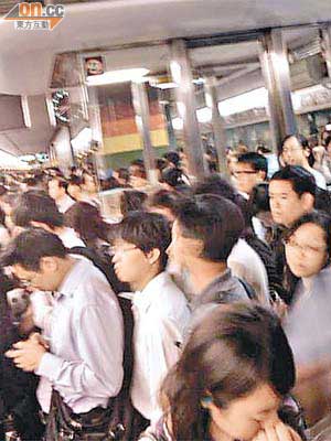 港鐵觀塘線昨晨「塞車」，彩虹站內擠滿候車人群。	（讀者提供）