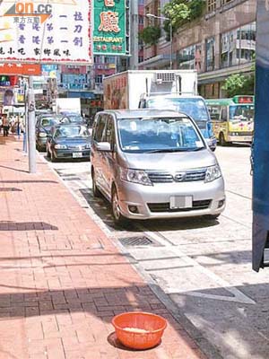 「O記」警車疑違例停泊於荃灣兆和街。	（讀者提供）