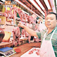 豬肉檔販黃先生指街市滿布烏蠅，嚇走客人影響生意。