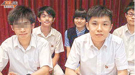 李卓賢（右）退學中三轉考會考十科獲合格成績。（受訪者提供）