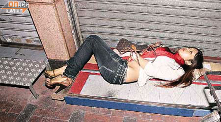 衣着性感醉娃倒臥街頭昏睡。	（楊偉嶽攝）