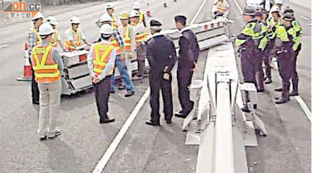 路政署人員向消防及警務人員示範打開可移動鋼製護欄。