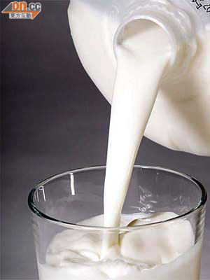外國研究指，牛奶鹽分高，不宜作一歲以下嬰兒主要食品。
