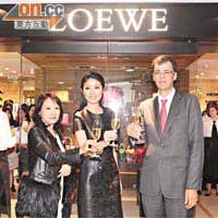 LOEWE概念店盛大開幕，藝人陳慧琳（中）與LOEWE品牌經理唐慧心（左）及LVMH集團亞太區總裁Mr.Guillaume Thery（右）舉杯慶祝。