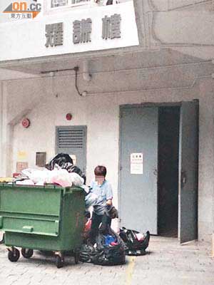 清潔工人將垃圾車推到垃圾房外分類，並未使用垃圾房內之垃圾槽。
