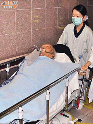 薛父戴上氧氣罩送上病房。