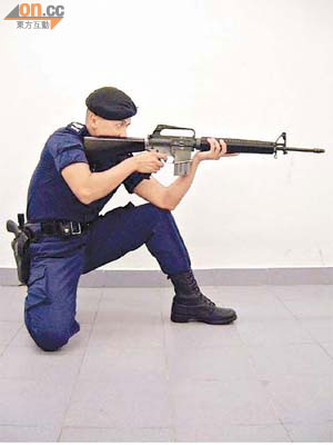 外洩文件有圖解講述使用AR15來福槍時的跪射姿勢。