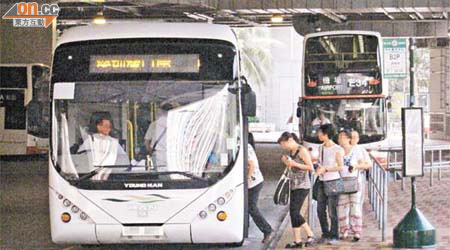 B2P線只以單層巴士行駛，被指無法滿足繁忙時間乘客需求。