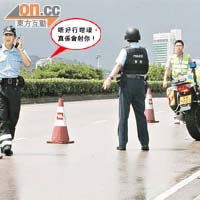 車禍現場的一名警長（左）警告記者勿行近肇事海關車輛。