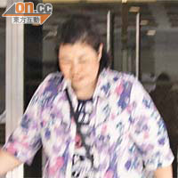 女傷者陳小玲靠拐杖步行到庭旁聽。