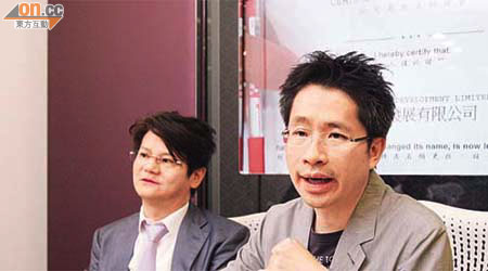李偉樂（右）及現代教育集團有限公司主席吳錦倫（左）表示，被高院下達限制令的銀行戶口並非現代教育集團持有。