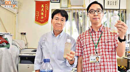 華心邨食水疑受污染，區議員潘忠賢（左）收集到變黃食水。	（何耀其攝）