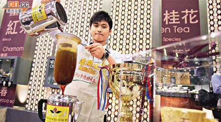 金茶王 陳錦匯<br>陳錦匯苦學沖奶茶三年，仍是學生的他在飲食店兼職，盼未來在業內闖出成績。