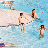 市民到泳池暢泳消暑時應佩戴泳鏡，以防紫外光及感染紅眼症等眼疾。