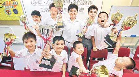 一班同學在比賽中獲得多個獎項，興高采烈，圖中前排右一為許栢瑋，右二為哥哥栢堯。