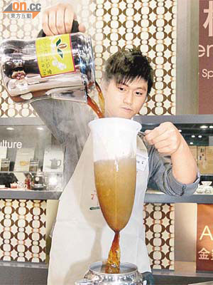 九十後奶茶師傅陳錦匯昨再下一城，獲得「國際金茶王」美譽。	（何天成攝）