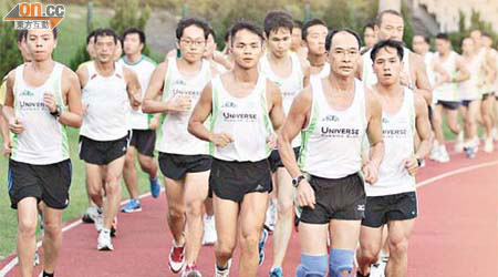 馮華添帶領一批參加長跑訓練班的學員慢跑。	（馮溢華攝）