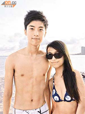 泳客王先生及蕭小姐擔心海水受紅潮污染，遂只在沙灘曬太陽。
