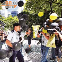 警員阻止人民力量成員放黑色氫氣球，更以流氓式手法強行搶走和擠破氣球。