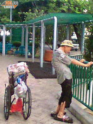 「犀利伯伯」每天早上在蝴蝶邨出現，衣衫襤褸並帶同一架載滿雜物的輪椅，並以輪胎自製膠鞋穿着。	（讀者提供）