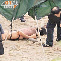 3. 遇害南亞裔女子僅穿內衣褲伏屍沙灘，探員封鎖現場調查。	（黃智康攝）