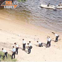 大批藍帽子警員在沙灘地氈式搜索。