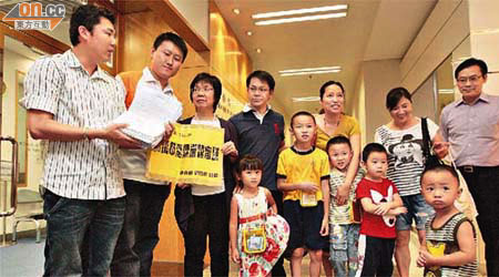劉國勳（左一）聯同多名跨境學童家長向教育局遞交請願信。	（蘇文傑攝）