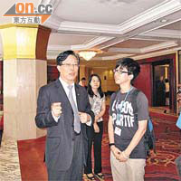 黃士心（左）同狀元學生講解北京嘅風土人情。