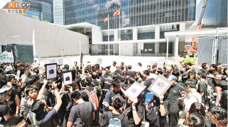 約三百名新聞工作者及市民遊行，抗議警方阻撓傳媒採訪，剝削市民知情權。	（陳德賢攝）