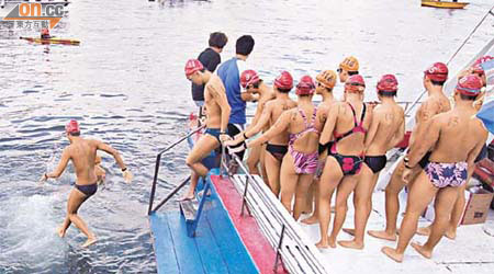 十八男兩女昨於三家村碼頭開始維港渡海泳測試賽，過程順利。（高嘉業攝）