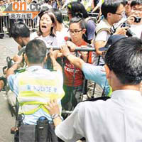 八十後青年意圖衝擊警方封鎖線，在場警員立刻上前阻止。	（何天成攝）