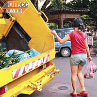 台北市推行垃圾費隨袋收費制，市民要以收費膠袋包裹垃圾，每天指定時間和地點收集，並有清潔隊監督執行。