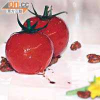 雙映成輝（冷盤）：兩顆小番茄釀入菌菇餡料。