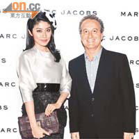 歌星陳慧琳（左）穿上四吋高跟鞋，澄清未有懷孕，旁為Marc Jacobs International 亞太區行政副總裁Luc Morton。