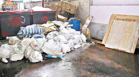 記者曾於七月底視察期間，發現停車場內堆放大量雜物及垃圾。