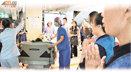 台灣愛滋漢器官被誤植給五名病人。圖為該男子上周三去世後被推到開刀房摘除器官，一班義工在旁誦經。