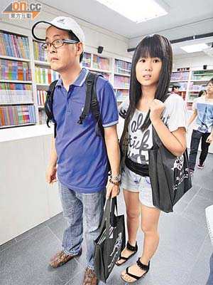 胡先生及女兒昨到書局購買數學教科書。	（高嘉業攝）