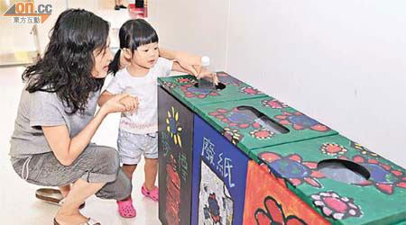 環保會其中一款新設計廢物分類回收桶，出自五歲神童劉見之（下圖）手筆，以花為主題。