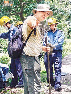 協助割繩救人的行山男子講述經過。	（曾紹良攝）