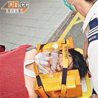 男工送院時需戴上氧氣罩及頸箍。	（陳展鴻攝）