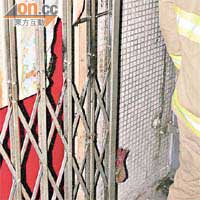 遭縱火單位掛在鐵閘的門簾被燒毀。